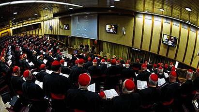 Die bereits anwesenden Kardinäle trafen sich zur ersten Generalkongregation in der Synodenaula des Vatikan.