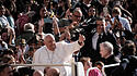 Papst Franziskus bei einer Generalaudienz 2024 auf dem Petersplatz