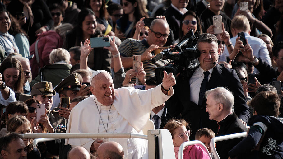 Papst Franziskus bei einer Generalaudienz 2024 auf dem Petersplatz