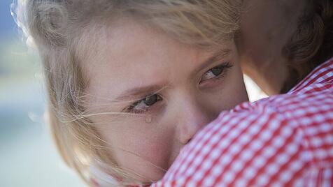 Mother consoling her crying daughter model released Symbolfoto PUBLICATIONxINxGERxSUIxAUTxHUNxONLY J