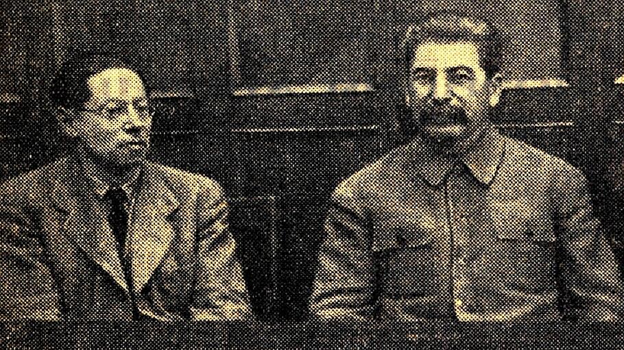Schriftsteller Lion Feuchtwanger neben Josef Stalin in einem Schauprozess 1937.