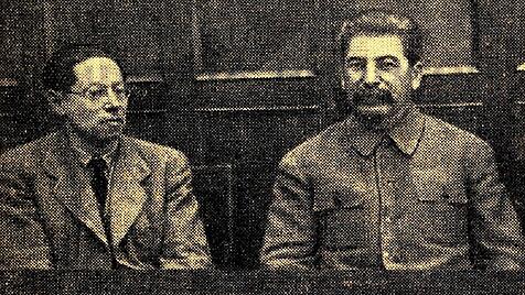 Schriftsteller Lion Feuchtwanger neben Josef Stalin in einem Schauprozess 1937.