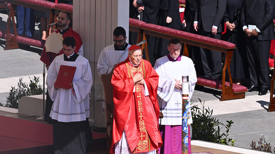 Kardinaldekan Giovanni Battista Re predigt beim Requiem für Franziskus