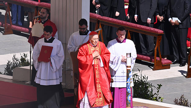 Kardinaldekan Giovanni Battista Re predigt beim Requiem für Franziskus