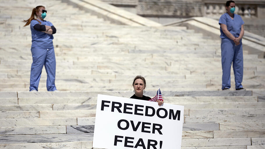 «Freedom over fear» -Aufruf bei Demonstration gegen Beschränkungen der Coronavirus-Pandemie