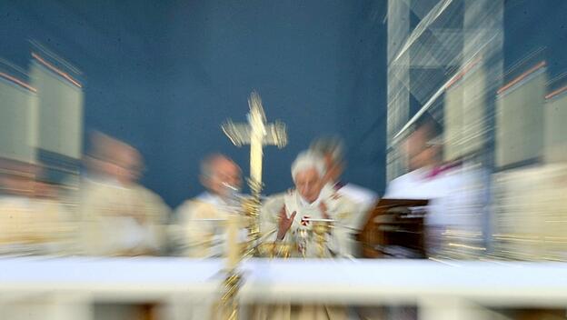 Altar und Priestertum: Seit  3. Jahrhundert Teil der Gottesdienste