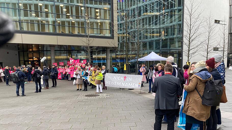 Demos vor der Tür des Synodalen Weges