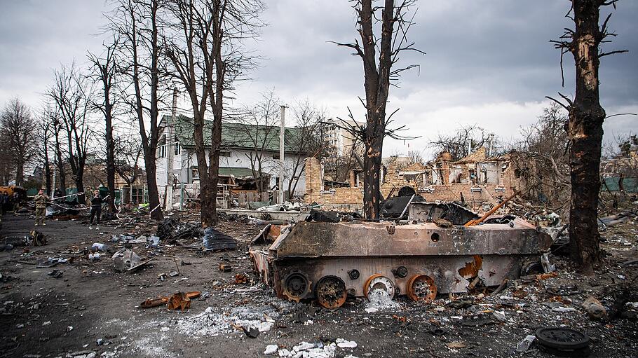 Blick auf einen zerstörten russischen Panzer in Irpin