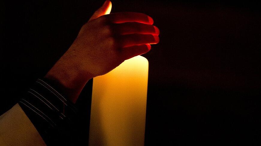 Die Osterkerze soll in der Osternacht den Sieg des Lichts über die Dunkelheit symbolisieren.