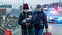 Zwei junge ukrainische Frauen betreten den Grenzübergang zu Polen