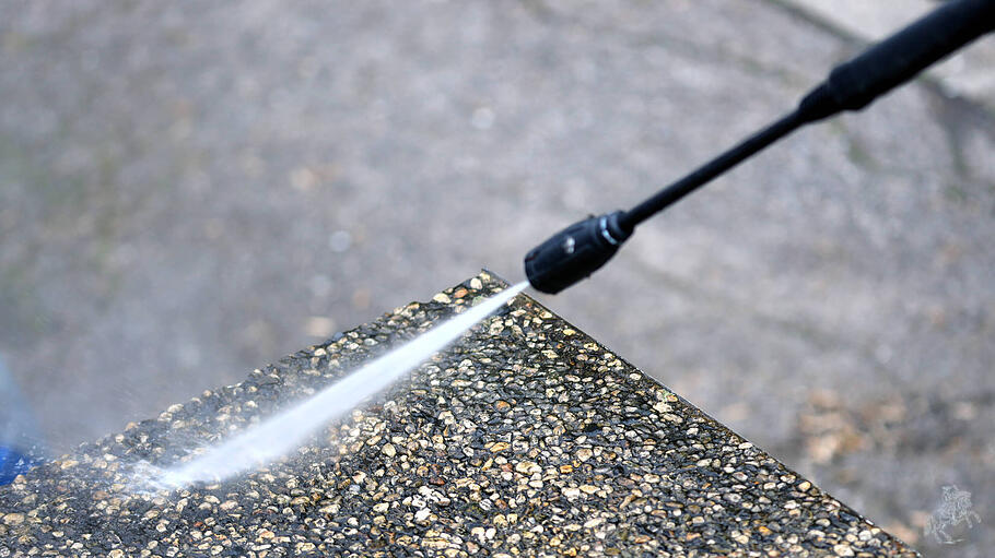 Reinigung mittels eines KÃ¤rchers Reinigung eines Weges und dessen Umfeld mit einem Hochdruckreiniger des Herstellers KÃ¤r