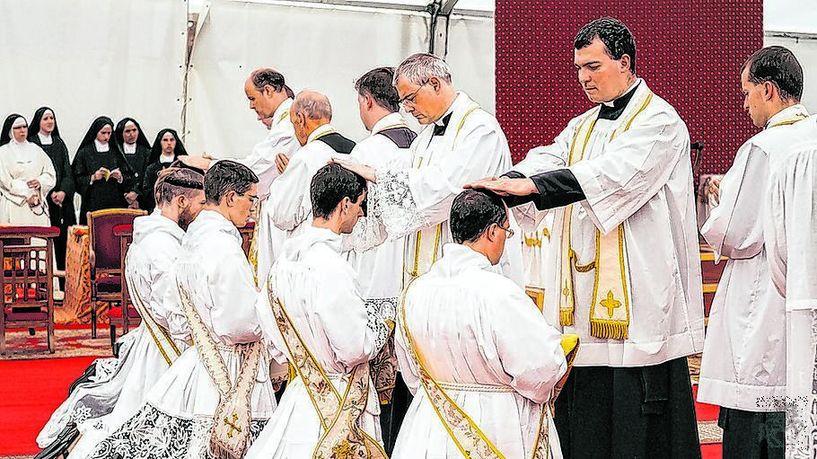 Bischofsweihen bei Piusbr&uuml;dern