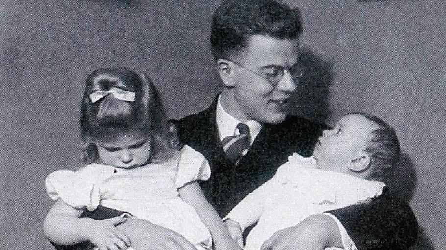 Hans von Dohnanyi mit seinen Kindern Bärbel und Klaus, aufgenommen 1928