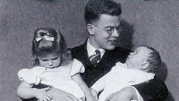 Hans von Dohnanyi mit seinen Kindern Bärbel und Klaus, aufgenommen 1928