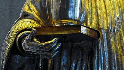 Benediktsregel als Detail einer Statue des Heiligen von Nursia