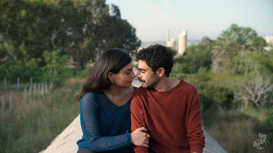 Als Kinder träumten Yasmina (Mounia Akl) und Nino (Hasan Akil) davon, mit einem „magischen Zug" aus Beirut zu fliehen. Als sie sich zwanzig Jahre später wiederbegegnen, entflammt zwar die Liebe erneut. Die schwierigen Lebensbedingungen in der Stadt aber bleiben.