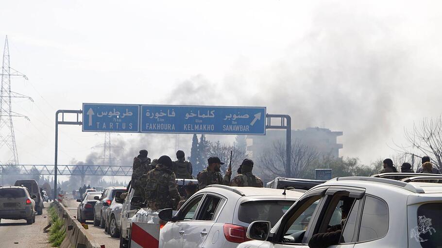 Syrische Kämpfer auf dem Weg nach Qardaha, der Heimatstadt Assads