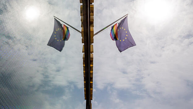Regenbogenfahne an EU-Kommission-Vertretung in Berlin