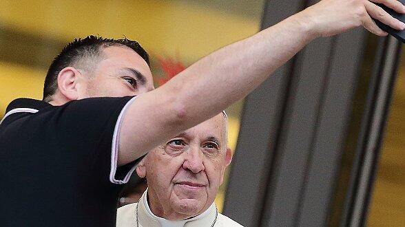 Papst bei Bischofssynode