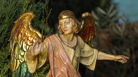 Engel an Weihnachtskrippe