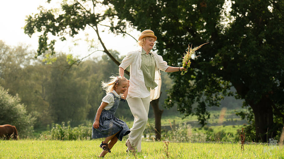 Astrid Lindgren (Sofia Pekkari) mit Tochter Karin während des Zweiten Weltkriegs. „Pippi Langstrumpf“ entstand aus den Geschichten, die Astrid damals für ihre Tochter erfand.