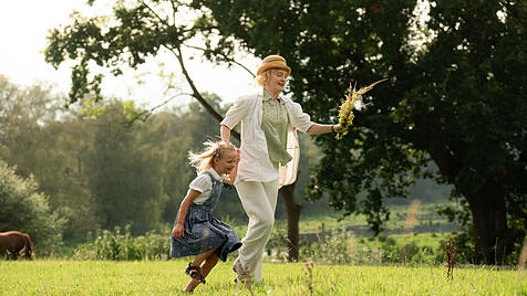 Astrid Lindgren (Sofia Pekkari) mit Tochter Karin w&auml;hrend des Zweiten Weltkriegs. &bdquo;Pippi Langstrumpf&ldquo; entstand aus den Geschichten, die Astrid damals f&uuml;r ihre Tochter erfand.