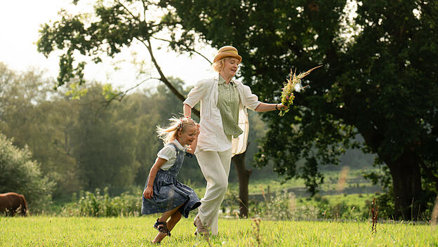 Astrid Lindgren (Sofia Pekkari) mit Tochter Karin während des Zweiten Weltkriegs. „Pippi Langstrumpf“ entstand aus den Geschichten, die Astrid damals für ihre Tochter erfand.