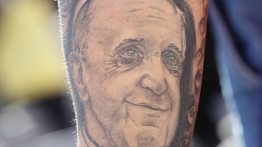 Papst-Franziskus-Tattoo