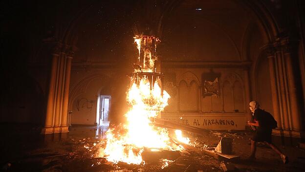 Kirchen in Santiaho stehen in Flammen