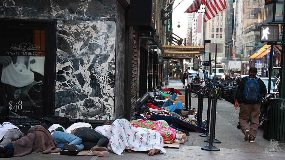 Migranten vor dem Roosevelt Hotel in Midtown Manhattan