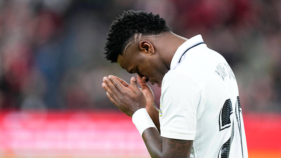 Santander Vinicius betet vor Spielgeginn