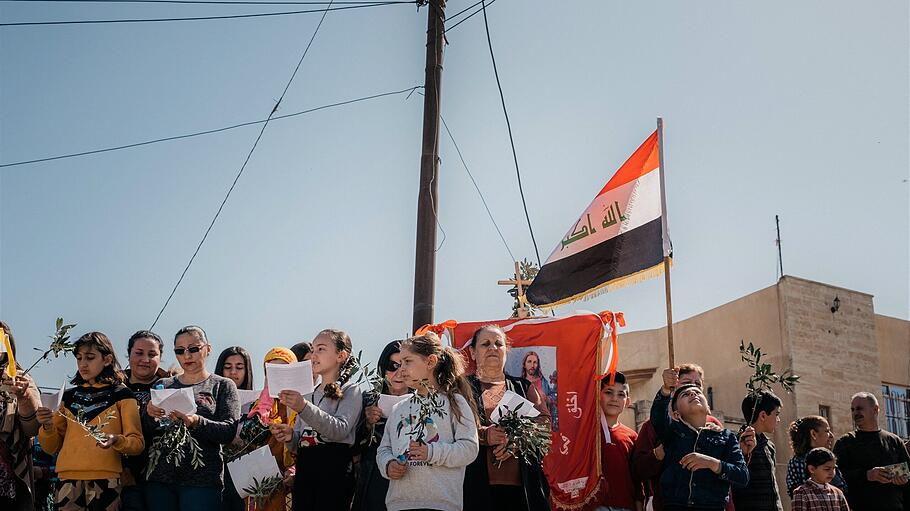 Menschen warten auf Papst Franziskus im Irak