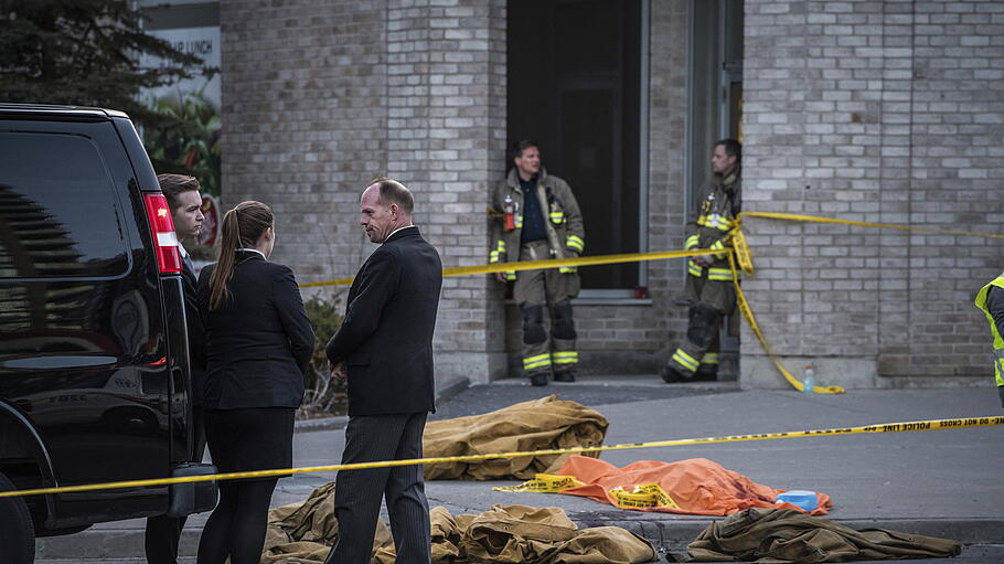 Lieferwagen fährt in Toronto in Menschengruppe