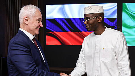 Die Verteidigungsminister Russlands und Malis, Andrei Belousov (links) und Sadio Camara
