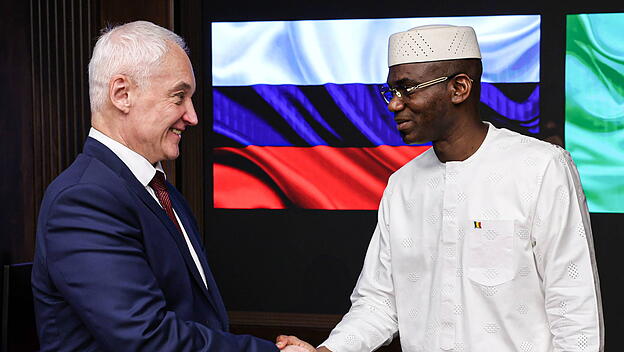 Die Verteidigungsminister Russlands und Malis, Andrei Belousov (links) und Sadio Camara