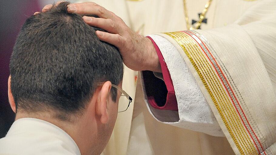 Der Priester stellt sich mit seinem Gaben Christus als Werkzeug zur Verfügung