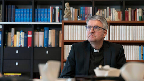 Mainzer Bischof Peter Kohlgraf in seinem Büro.