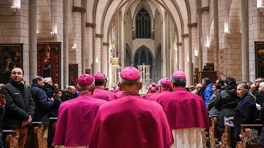 Einzug der Bischöfe beim Eröffnungsgottesdienst der Frühjahrsvollversammlung der Deutschen Bischofskonferenz (DBK) in Augsburg