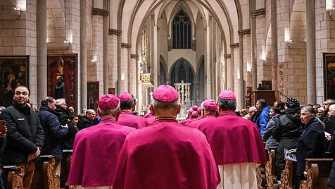 Einzug der Bischöfe beim Eröffnungsgottesdienst der Frühjahrsvollversammlung der Deutschen Bischofskonferenz (DBK) in Augsburg