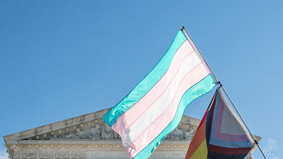 Transflagge vor Supreme Court