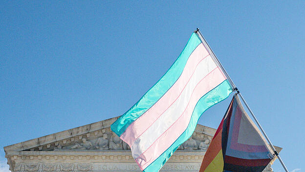 Transflagge vor Supreme Court