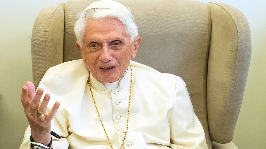 Emeritierte Papst Benedikt XVI: „Wo der Schöpfungsgedanke preisgegeben wird, ist die Größe des Menschen preisgegeben“.