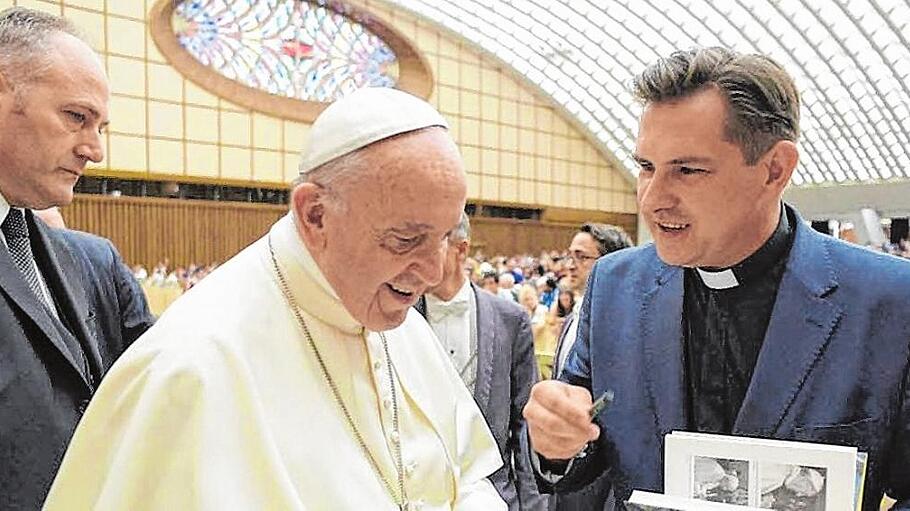 Pfarrer Norbert Fink mit Papst Franziskus