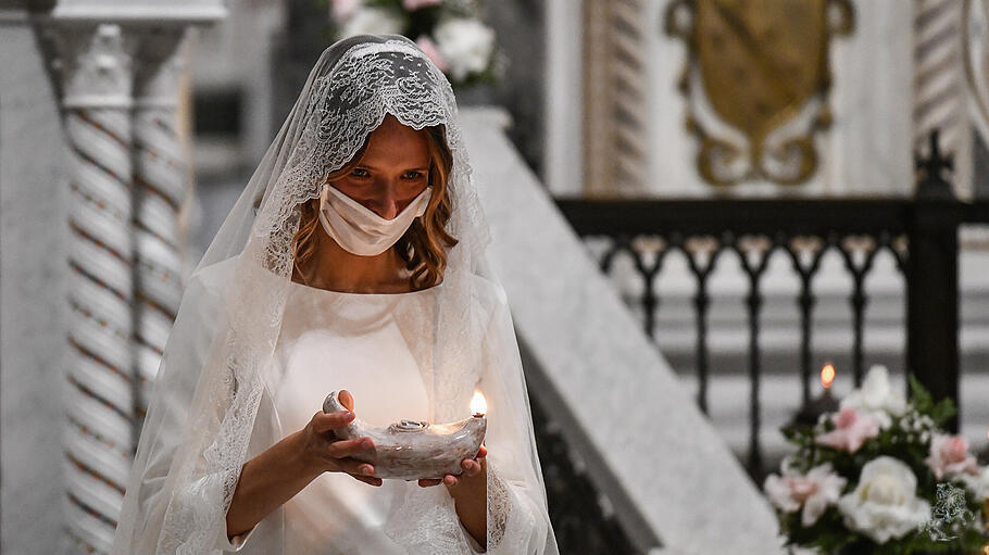Eine Frau hält bei einer Jungfrauenweihe am 31. Oktober 2020 in der Lateranbasilika in Rome eine Öllampe in den Händen.