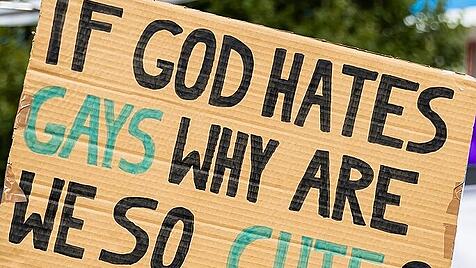 Homosexuelle Demonstranten provozieren mit der Behauptung, die Kirche lehre ihre sexuelle Präferenz zu „hassen“.