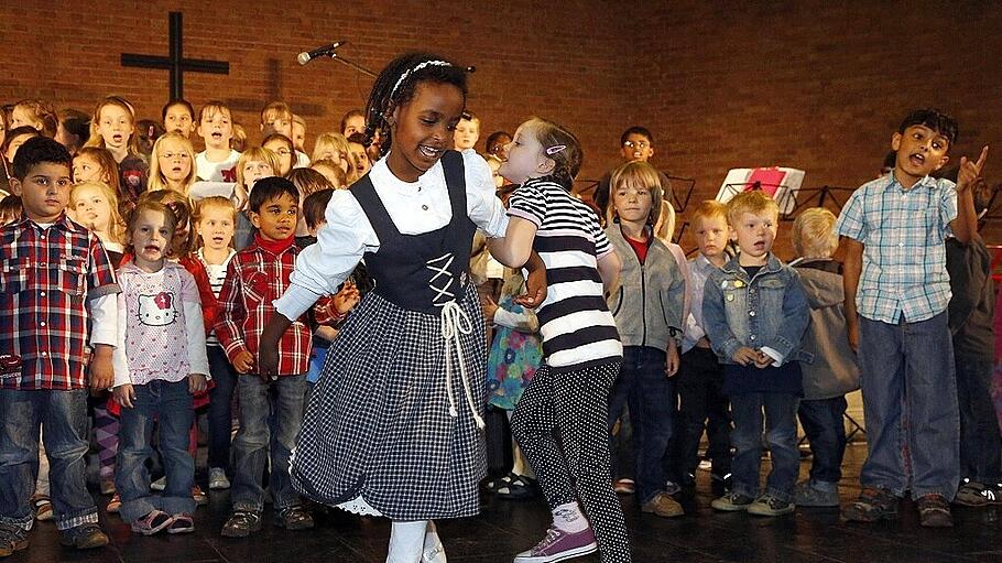 Singende und tanzende Schüler