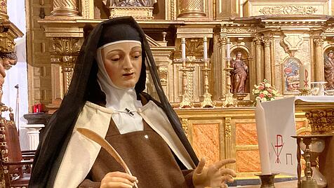 Im Haus des Herrn hat Teresa Schreibtisch einen Ehrenplatz am Tabernakel: Im Karmel von Sevilla erinnert diese Skulptur im Altarraum an die Klostergr&uuml;nderin aus &Aacute;vila.