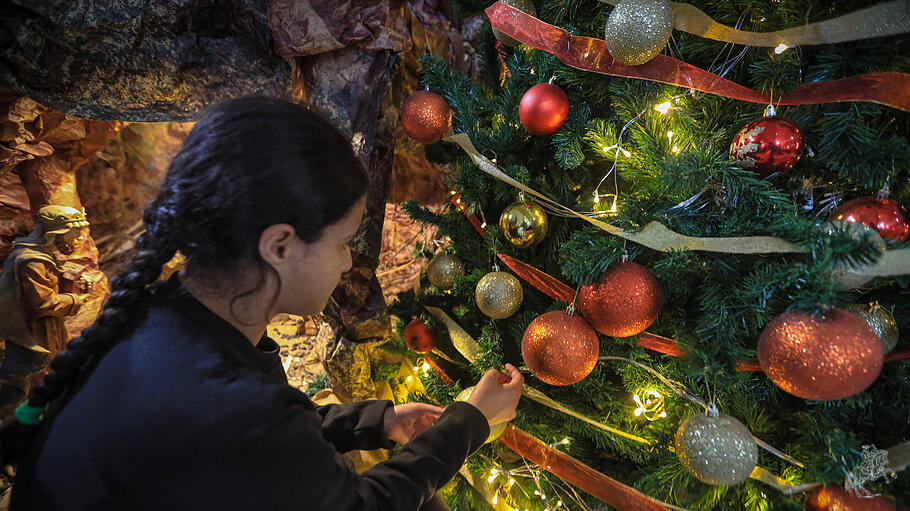 Weihnachtsbaum dekorieren