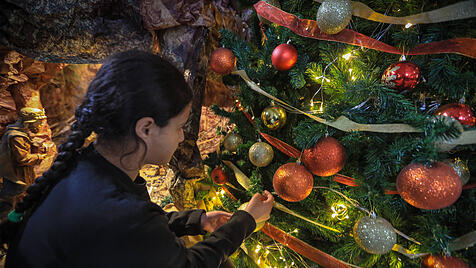 Weihnachtsbaum dekorieren