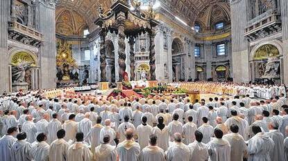 Priester stehen um den Altar im Petersdom